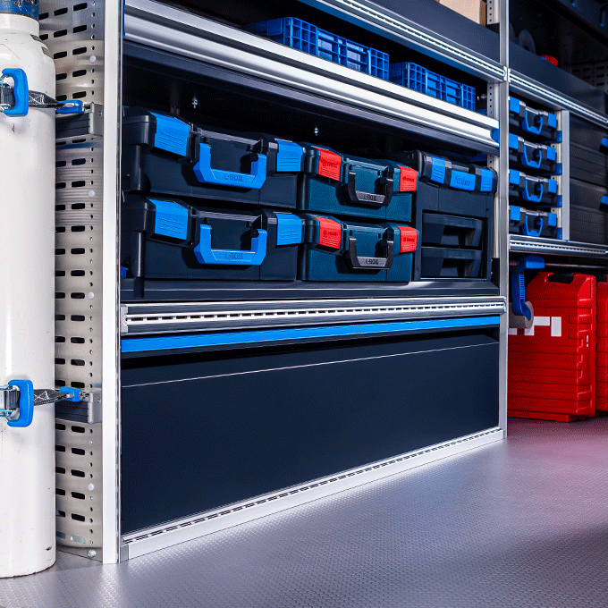 Abattant métallique « GLOBELSYT 4 », porte relevable devant le passage de roue pour l'aménagement de véhicule utilitaire et l'équipement intérieur de fourgon et fourgonnette pour les artisans, entreprise tpe, pme, collectivité locale et grand compte par Espace V.U Sarl station Sotimo by Gruau agréée à Bordeaux en Gironde 33, Charente 16, Charente-Maritime 17, Dordogne 24 et Lot-et-Garonne 47.