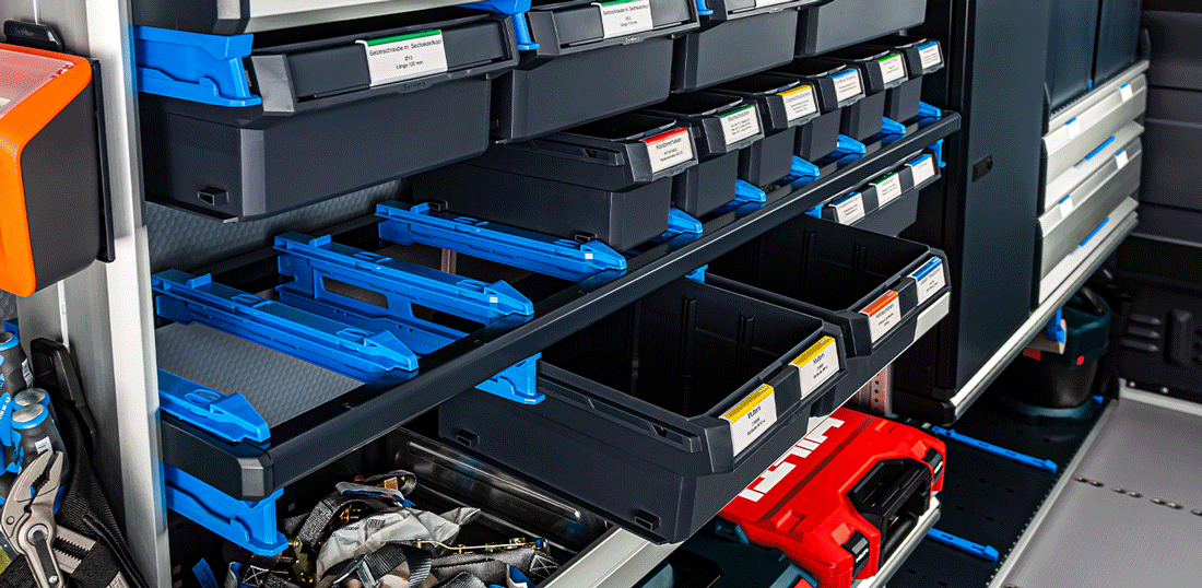 Bac à bec coulissant sur des rails pour l'aménagement de véhicule utilitaire du professionnel. Optimisez au maximum le volume et l'espace de chargement pour vos outils, le matériel et les consommables dans le camion ou la camionnette transformée en atelier mobile.