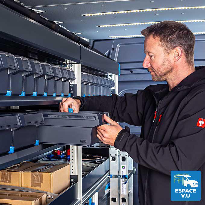 Casier, bac coulissant de rangement SR-Boxx pour l'aménagement de véhicule utilitaire « GLOBELYST 4 », et l'équipement intérieur de fourgon et fourgonnette pour les artisans, entreprise tpe, pme, collectivité locale et grand compte par Espace V.U Sarl station Sotimo by Gruau agréée à Bordeaux en Gironde 33, Charente 16, Charente-Maritime 17, Dordogne 24 et Lot-et-Garonne 47.