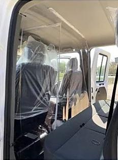 Cloison de séparation souple et transparente entre le conducteur et les passagers d'un véhicule utilitaire, équipement de fourgon pour artisan et entreprise en version simple ou cabine approfondie avec le « PROTECT MAN » par Espace V.U Sarl station Sortimo by Gruau.