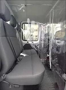 Cloison de séparation souple et transparente entre le conducteur et les passagers d'un véhicule utilitaire, équipement de fourgon pour artisan et entreprise en version simple ou cabine approfondie avec le « PROTECT MAN » par Espace V.U Sarl station Sortimo by Gruau.