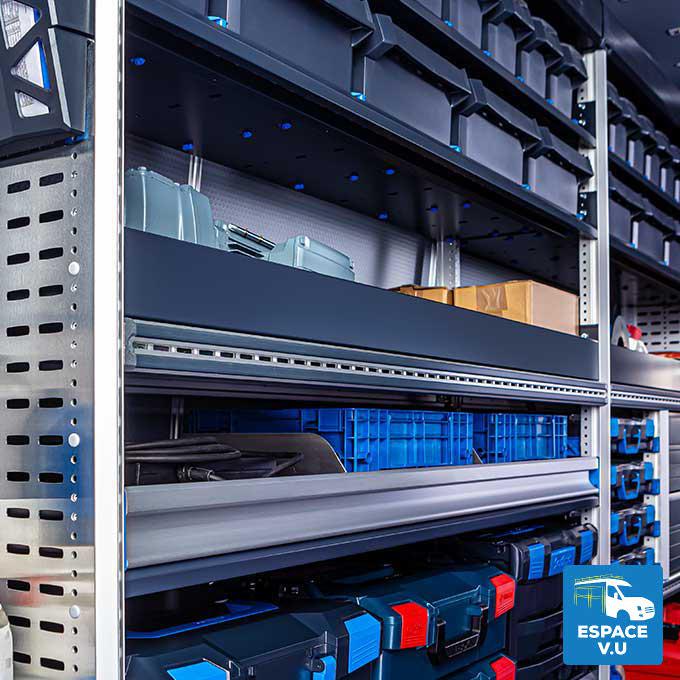 Étagère et tablette de rayonnage « GLOBELYST 4 » pour l'aménagement de véhicule utilitaire, et l'équipement intérieur de fourgon et fourgonnette pour les artisans, entreprise tpe, pme, collectivité locale et grand compte par Espace V.U Sarl station Sotimo by Gruau agréée à Bordeaux en Gironde 33, Charente 16, Charente-Maritime 17, Dordogne 24 et Lot-et-Garonne 47.