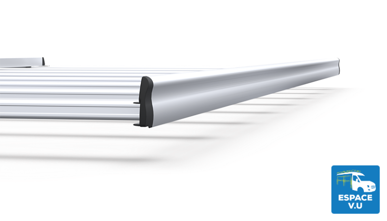 Galerie en aluminium anodisé et en acier inoxydable avec un profilé latéral plein pour un meilleur aérodynamisme pour l'aménagement et l'équipement du toit du véhicule utilitaire des artisans. Solution de portage pour le transport des échelles et du chargement sur le pavillon du fourgon ou de la fourgonnette, le camion ou la camionnette professionnelle.