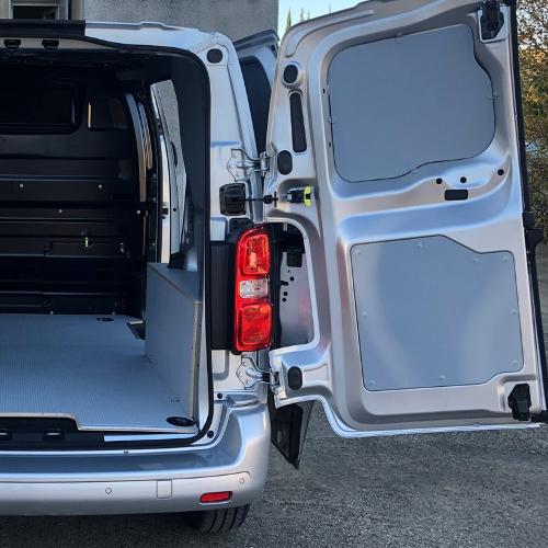 Habillage intérieur en bois ou en polypropylène pour véhicule utilitaire professionnel, placage (plastique, PVC), doublage pour le plancher, les parois latérales et les portes, caisson pour les passages de roues. Protection intérieure pour la carrosserie de camion et de camionnette d’un artisan plombier, électricien, chauffagiste, climaticien, menuisier, cuisiniste, peintre, plaquiste, frigoriste, poseur, installateur, dépanneur et technicien SAV d’une entreprise, d’une PME, d’un grand compte ou d’une collectivité locale par Espace V.U Sarl station Sortimo by Gruau. Aménageur, créateur, transformateur et équipementier de fourgon et fourgonnette utilitaire professionnelle atelier mobile, véhicule de maintenance, véhicule d’intervention, transformation de VUL à Bordeaux en Gironde 33, Dordogne 24, Charente 16, Charente-Maritime 17 et Lot-et-Garonne 47. Vente directe usine pas chère dans toute la France.