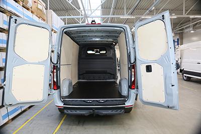 Protection intérieure en bois brut de 4 mm pour véhicule utilitaire, camion et camionnette du professionnel, artisan. Habillage intérieur, placage pour parois latérales et portes de fourgon ou de fourgonnette professionnelle par Espace V.U Sarl station Sortimo by Gruau à Bordeaux en Gironde 33, Dordogne 24, Charente 16, Charente-Maritime 17 et Lot-et-Garonne. Vente directe usine de kit de protection prêt à poser.
