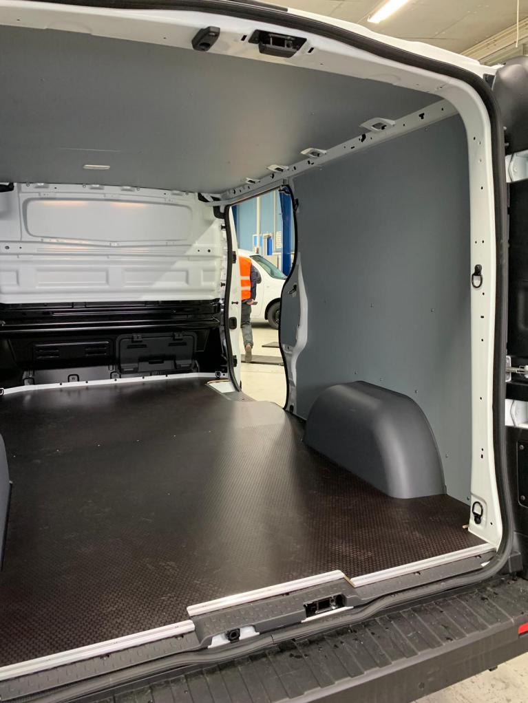 Protection intérieure en polypropylène de 4 mm gris clair (PVC, plastique) pour véhicule utilitaire, camion et camionnette du professionnel, artisan. Habillage intérieur, placage pour parois latérales et portes de fourgon ou de fourgonnette professionnelle par Espace V.U Sarl station Sortimo by Gruau à Bordeaux en Gironde 33, Dordogne 24, Charente 16, Charente-Maritime 17 et Lot-et-Garonne. Vente directe usine de kit de protection prêt à poser.