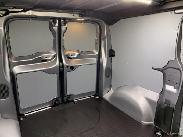 Plancher, placage en bois ou en polypro (PVC, plastique), habillage intérieur pour le véhicule utilitaire d'un plombier, chauffagiste, climaticien artisan et entreprise. Protection intérieure pour la carrosserie de camion et camionnette utilitaire atelier du poseur, installateur ou dépanneur en activité de plomberie, chauffage et climatisation par Espace V.U Sarl station Sortimo by Gruau, aménageur à Bordeaux, près et autour de la Gironde 33, Charente 16, Charente-Maritime 17, Dordogne 24 et Lot-et-Garonne 47.