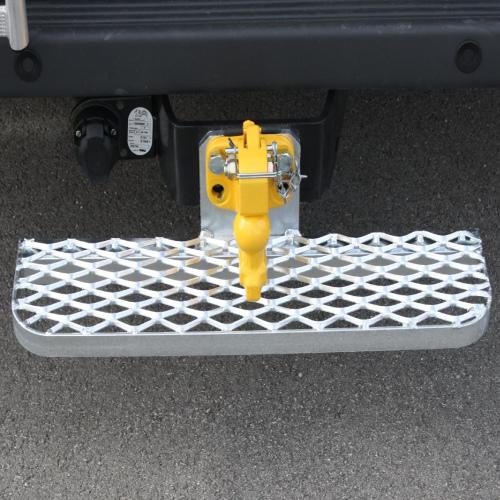 Marchepied en acier galvanisé pour véhicule utilitaire, type métal déployé antidérapant pour fourgon. Marchepied fixe, rabattable ou rétractable, sur platine d’attelage ou directement sur le châssis du camion et de la camionnette d’un artisan plombier, électricien, chauffagiste, climaticien, menuisier, cuisiniste, peintre, plaquiste, frigoriste, poseur, installateur, dépanneur et technicien SAV d’une entreprise, d’une PME, d’un grand compte ou d’une collectivité locale par Espace V.U Sarl station Sortimo by Gruau. Aménageur, créateur, transformateur et équipementier de fourgon et fourgonnette utilitaire professionnelle en atelier mobile, véhicule de maintenance, véhicule d’intervention, transformation de VUL à Bordeaux en Gironde 33, Dordogne 24, Charente 16, Charente-Maritime 17 et Lot-et-Garonne 47. Vente directe usine pas chère dans toute la France.