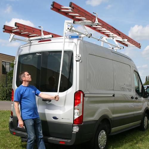 Porte-échelle pour véhicule utilitaire, porte échelle qui descend sur le côté, latéral basculant sur le côté du camion ou de la camionnette, repliable, rabattable, escamotable simple ou double. Équipement du véhicule utilitaire d’un artisan plombier, électricien, chauffagiste, climaticien, menuisier, cuisiniste, peintre, plaquiste, frigoriste, poseur, installateur, dépanneur et technicien SAV d’une entreprise, d’une PME, d’un grand compte ou d’une collectivité locale par Espace V.U Sarl station Sortimo by Gruau. Aménageur, créateur, transformateur et équipementier de fourgon et fourgonnette utilitaire professionnelle en atelier mobile, véhicule de maintenance, véhicule d’intervention, transformation de VUL à Bordeaux en Gironde 33, Dordogne 24, Charente 16, Charente-Maritime 17 et Lot-et-Garonne 47. Vente directe usine pas chère dans toute la France.