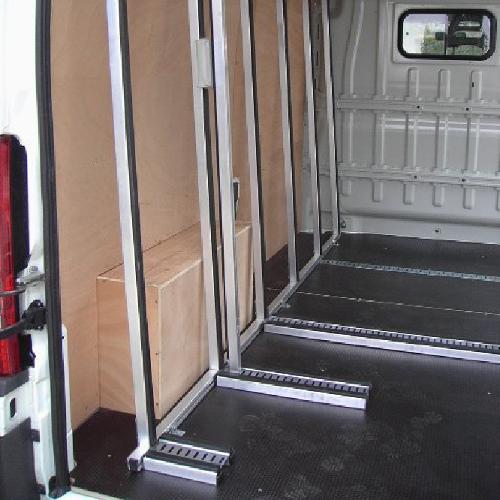 Porte-verre intérieur pour véhicule utilitaire, pupitre latéral, berce-vitre pour le côté du camion ou de la camionnette professionnelle d’un artisan menuisier, équipement de fourgon et de fourgonnette d’un artisan menuisier, installateur, dépanneur, poseur et technicien SAV. Facilite et sécurise le transport de charge lourde et volumineuse d’une entreprise de menuiserie, d’une PME, d’un grand compte ou d’une collectivité locale par Espace V.U Sarl station Sortimo by Gruau. Aménageur, créateur, transformateur et équipementier de fourgon et fourgonnette utilitaire professionnelle en véhicule utilitaire atelier mobile, véhicule de maintenance, transformation de VUL à Bordeaux en Gironde 33, Dordogne 24, Charente 16, Charente-Maritime 17 et Lot-et-Garonne 47. Vente directe usine pas chère dans toute la France.