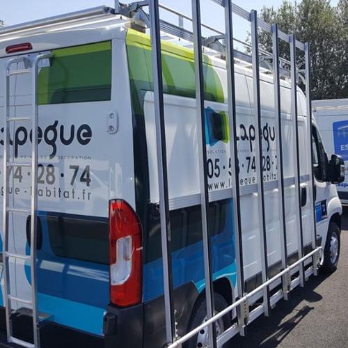 Porte-verre, pupitre latéral pour véhicule utilitaire, berce-vitre extérieur pour le fourgon d’un artisan menuisier, solution de transport sur le côté du camion et de la camionnette professionnelle avec une galerie ou des barres de toit. Facilite le portage pour la fourgonnette d’un installateur, poseur, dépanneur et technicien SAV. Idéal pour le transport de charge et de matériel volumineux d’une entreprise de menuiserie, d’une PME, d’un grand compte ou d’une collectivité locale par Espace V.U Sarl station Sortimo by Gruau. Aménageur, créateur, transformateur et équipementier de fourgon et fourgonnette utilitaire professionnelle atelier mobile, véhicule de maintenance, véhicule d’intervention, transformation de VUL à Bordeaux en Gironde 33, Dordogne 24, Charente 16, Charente-Maritime 17 et Lot-et-Garonne 47. Vente directe usine pas chère dans toute la France.