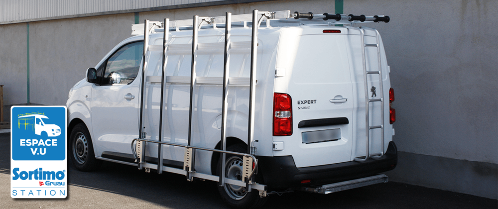 Pupitre latéral et galerie de toit plate en aluminium pour l'équipement d'un véhicule utilitaire Peugeot expert standard de 2020. Aménagement de fourgon réalisé par Espace V.U Sarl à Bordeaux.