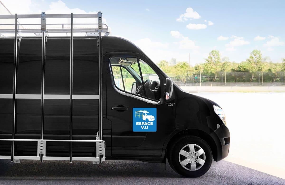 Pupitre porte-verre pour véhicule utilitaire professionnel. Berce-vitre sur le côté pour le transport contre le camion ou la camionnette du menuisier ou de l'entreprise de menuiserie. Adaptable sur le fourgon ou la fourgonnette déjà équipé avec une galerie en aluminium ou une galerie en acier galvanisé.