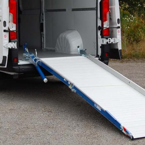 Rampe de chargement pour véhicule utilitaire. Rampe fixe et/ou pivotante en aluminium pour camion et de camionnette d’un artisan plombier, électricien, chauffagiste, climaticien, menuisier, cuisiniste, peintre, plaquiste, frigoriste, poseur, installateur, dépanneur et technicien SAV ou d’une entreprise de transport, de livraison, d’une PME, d’un grand compte ou d’une collectivité locale par Espace V.U Sarl station Sortimo by Gruau. Facilite le chargement et le déchargement de marchandise lourde et volumineuse. Aménageur, créateur, transformateur et équipementier de fourgon et fourgonnette utilitaire professionnelle en atelier mobile, véhicule de maintenance, véhicule d’intervention, transformation de VUL à Bordeaux en Gironde 33, Dordogne 24, Charente 16, Charente-Maritime 17 et Lot-et-Garonne 47. Vente directe usine pas chère dans toute la France.