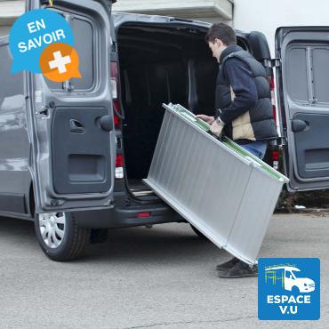 Obtenez un devis pour une rampe de chargement pliable mobile avec une capacité de charge de 300 kg pour l'équipement d'un véhicule utillitaire léger par Espace V.U Sarl, station Sortimo by Gruau, aménageur de véhicule professionnel à Bordeaux en Gironde 33, Charente 16, Charente-Maritime 17, Dordogne 24 et Lot-et-Garonne 47. Vente directe usine dans toute France.