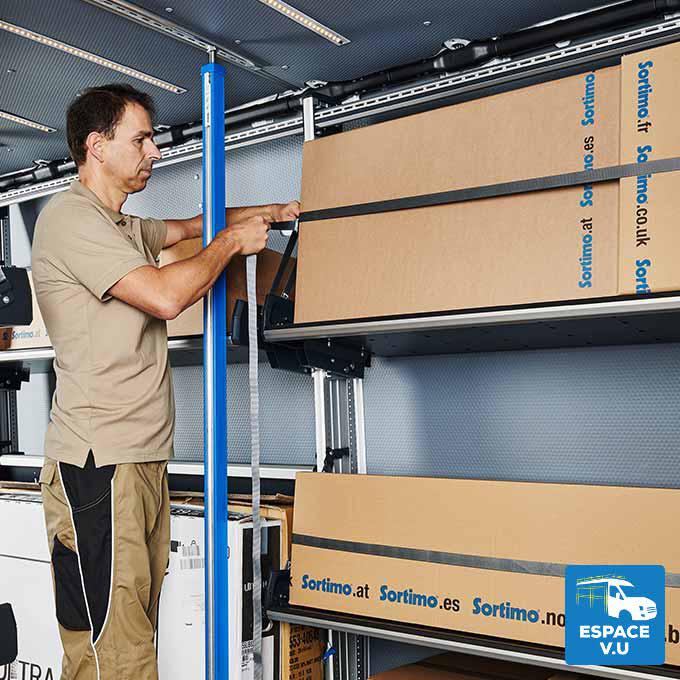 Système d'arrimage intégré avec des sangles pour étagère escamotable  FR5 pour l'aménagement de véhicule utilitaire par Espace V.U Sarl aménageur de camion et camionnette en atelier mobile à Bordeaux en Gironde 33, Charente 16, Charente-Maritime 17, Dordogne 24 et Lot-et-Garonne 47.