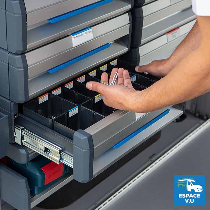 Tiroir métallique de rangement Sortimo SR5 pour l'aménagement de véhicule utilitaire Sortimo SR5, et l'équipement intérieur de fourgon et fourgonnette pour les artisans, entreprise tpe, pme, collectivité locale et grand compte par Espace V.U Sarl station Sotimo by Gruau agréée à Bordeaux en Gironde 33, Charente 16, Charente-Maritime 17, Dordogne 24 et Lot-et-Garonne 47.