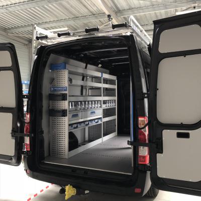 Aménagement en métal pour un véhicule utilitaire Renault Master L2H2.
