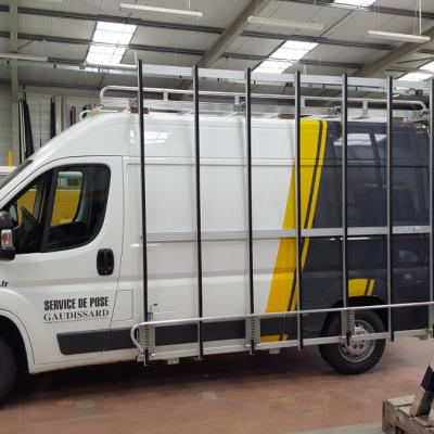 Pupitre latéral et galerie en aluminium pour l'équipement d'un véhicule utilitaire L2H2 d'une entreprise de menuiserie.