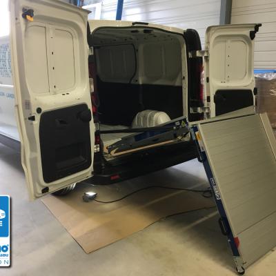 Rampe de chargement pour l'équipement d'un véhicule utilitaire L1H1 d'une entreprise de nettoyage.