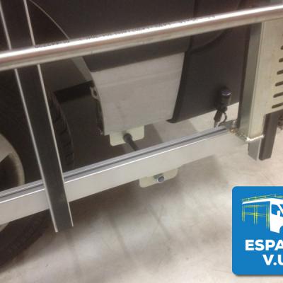 Points d'arrimage du pupitre latéral, répartis sur la longueur du véhiule utilitaire.