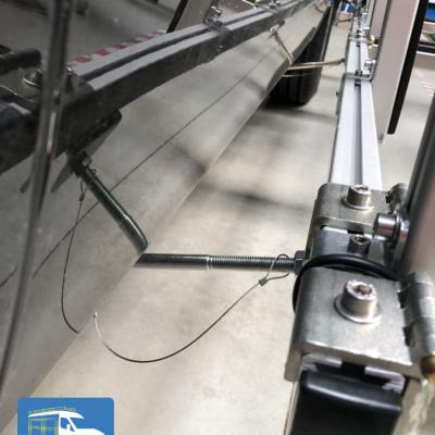 Fixation du pupitre latéral sur le bas de caisse du fourgon.