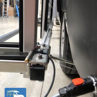 Fixation du pupitre latéral sur le bas de caisse du fourgon.