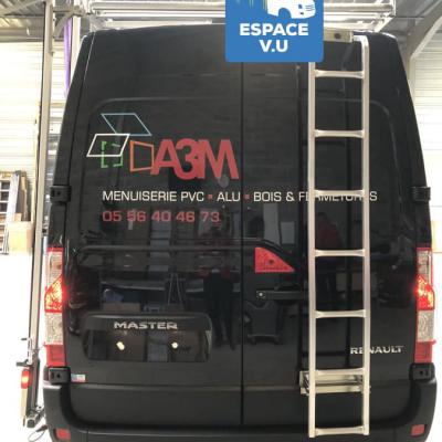 Éclairage de pupitre porte-verre latéral pour véhicule utilitaire.