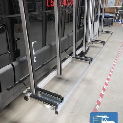 Éclairage de pupitre porte-verre latéral pour véhicule utilitaire.