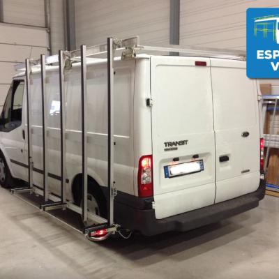 Pupitre latéral raccourcis à la hauteur de la galerie aluminium pour l'équipement d'un véhicule utilitaire.