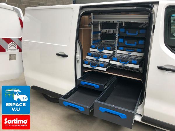 Aménagement pour un Citroën Jumpy M utilitaire double porte latérale en véhicule atelier.