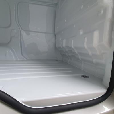 Doublage, placage en polyester pour véhicule utilitaire. Habillage intérieur plastifié, stratifié.