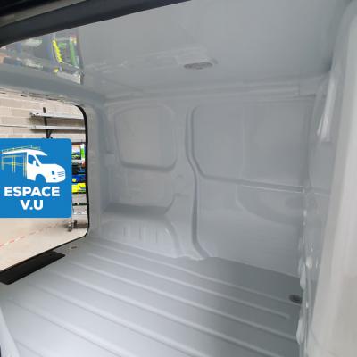 Doublage, placage en polyester pour véhicule utilitaire. Habillage intérieur plastifié, stratifié.