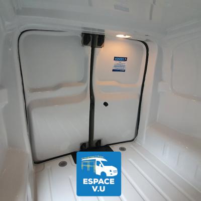 Doublage, placage en polyester pour véhicule utilitaire. Habillage intérieur plastifié, stratifié.