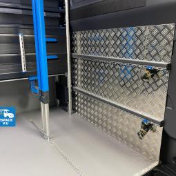 Aménagement de Sprinter utilitaire camion pour un artisan plombier chauffagiste en Gironde.