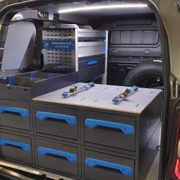 Agencement du Berlingo utilitaire (van) réalisé pour une entreprise de radio télécommunication en Nouvelle-Aquitaine avec un équipement sur mesure Sortimo.