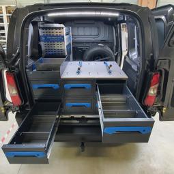 Agencement du Berlingo utilitaire (van) réalisé pour une entreprise de radio télécommunication en Nouvelle-Aquitaine avec un équipement sur mesure Sortimo.