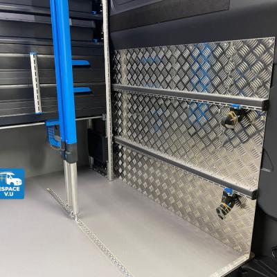 Aménagement de Sprinter utilitaire camion pour un artisan plombier chauffagiste en Gironde.