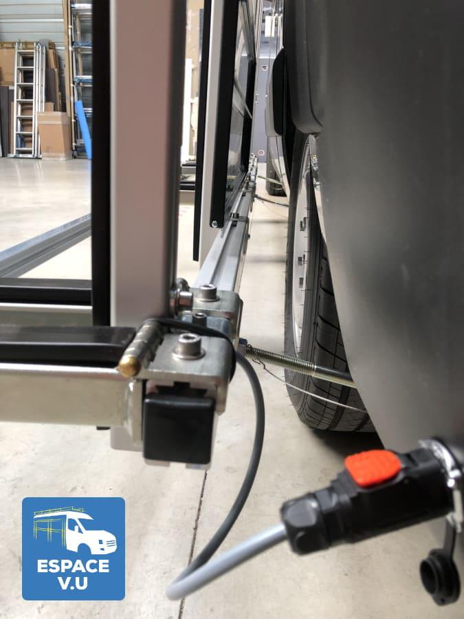 Pupitre porte-verre latéral pour véhicule utilitaire.