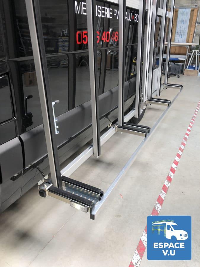 Pupitre porte-verre latéral pour véhicule utilitaire.