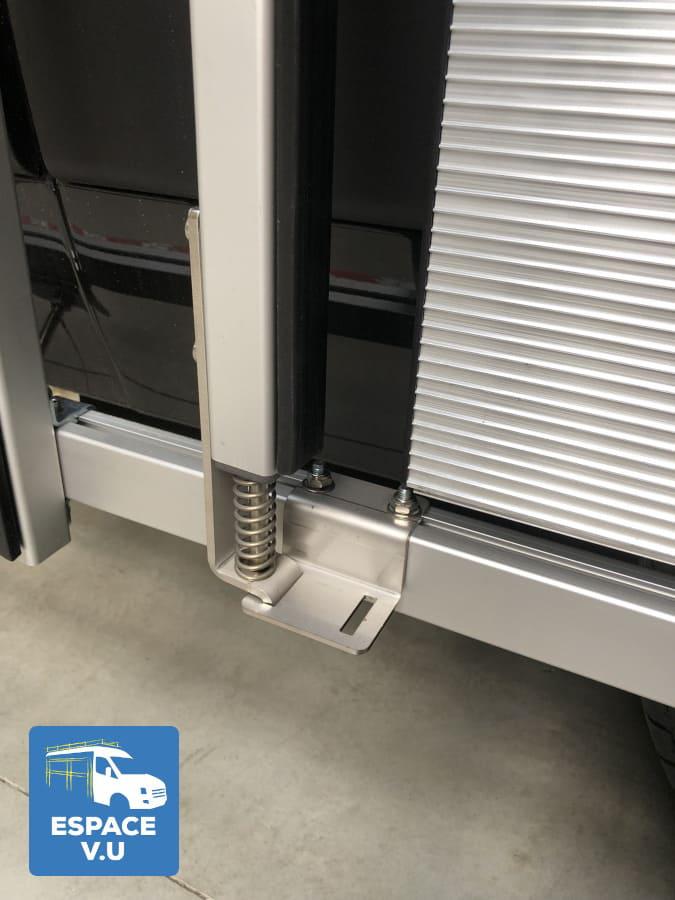 Pupitre porte-verre latéral pour véhicule utilitaire.